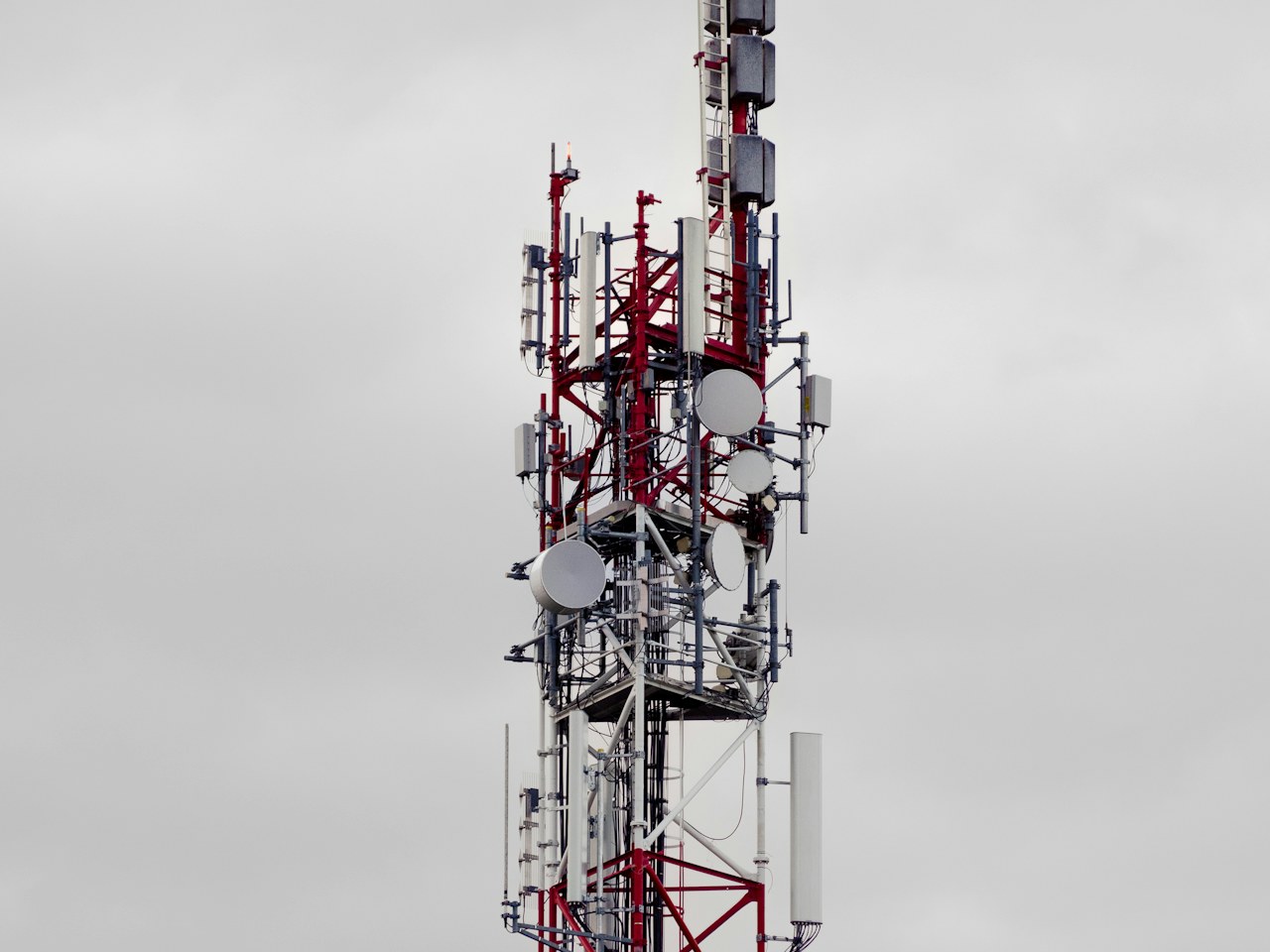 Telecommunications tower with mounted antennas